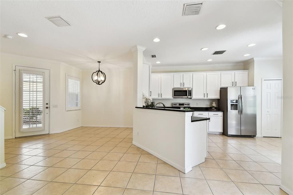 Под контрактом: $439,500 (3 спален, 2 ванн, 1792 Квадратных фут)