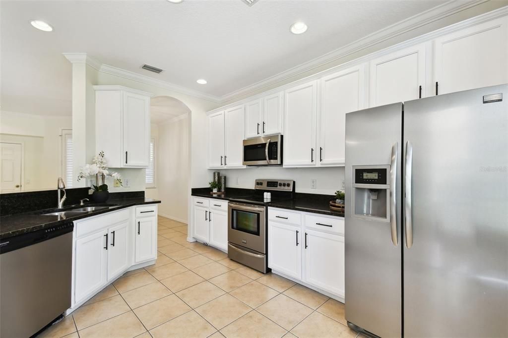 Под контрактом: $439,500 (3 спален, 2 ванн, 1792 Квадратных фут)