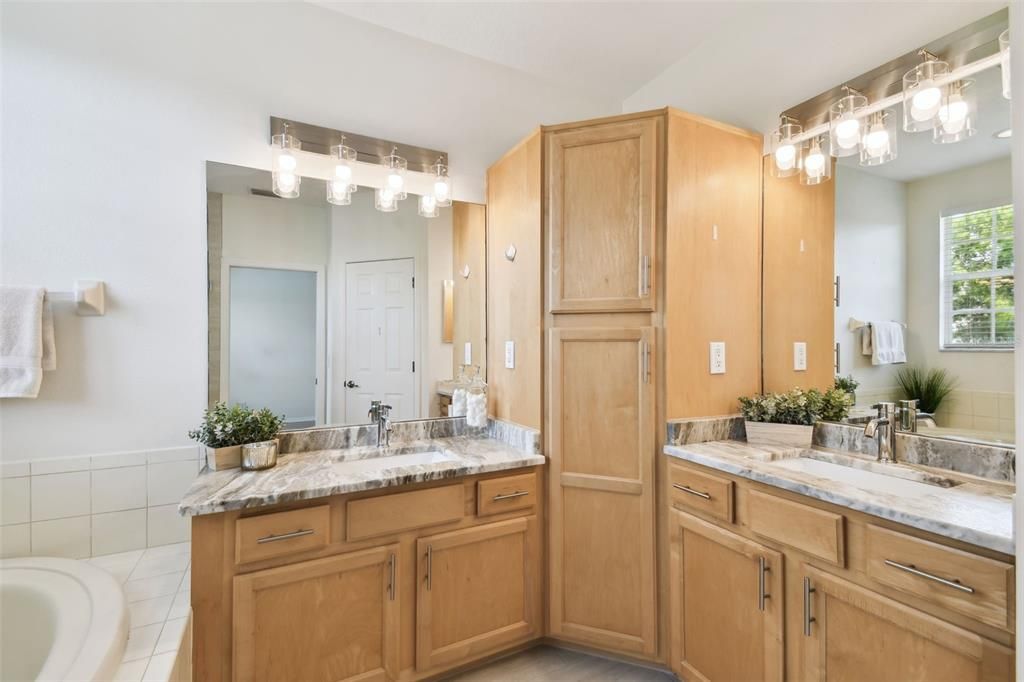 Под контрактом: $439,500 (3 спален, 2 ванн, 1792 Квадратных фут)