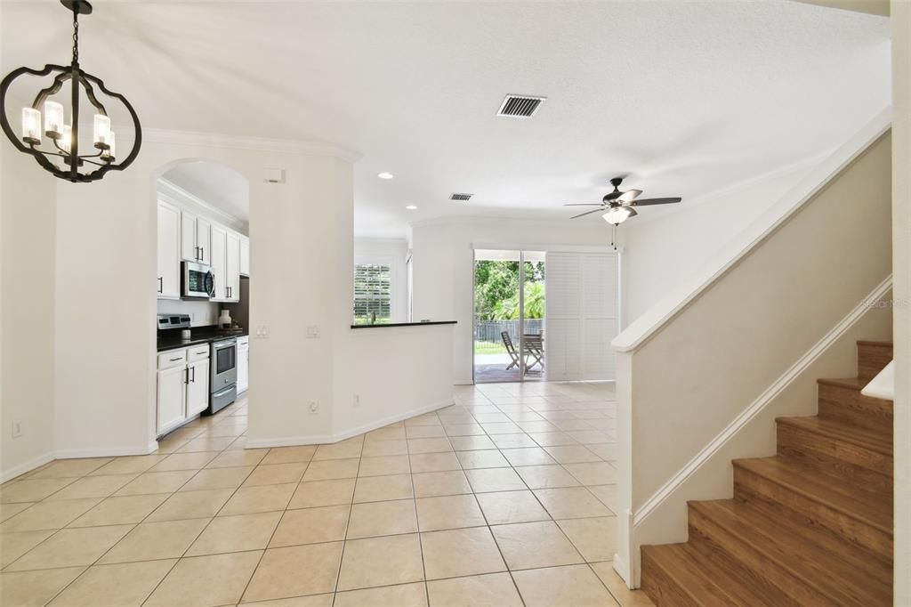 Под контрактом: $439,500 (3 спален, 2 ванн, 1792 Квадратных фут)