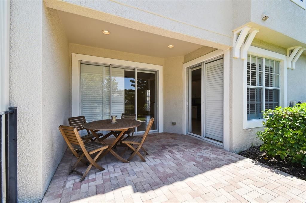 Под контрактом: $439,500 (3 спален, 2 ванн, 1792 Квадратных фут)