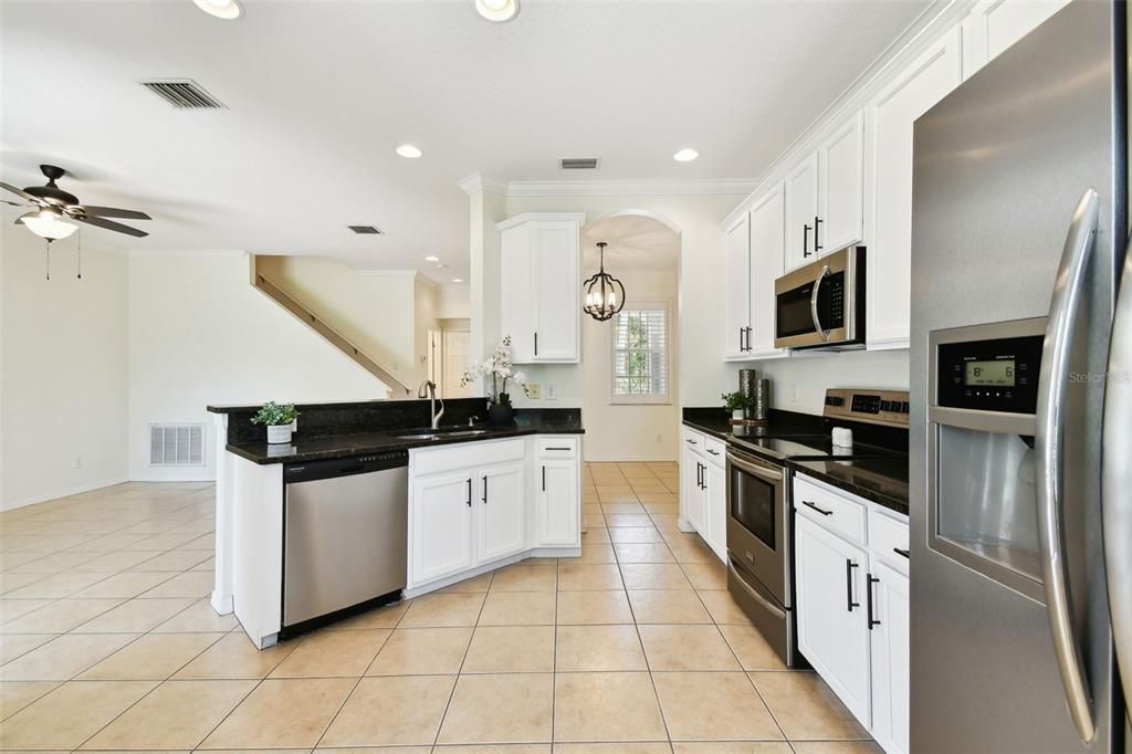 Под контрактом: $439,500 (3 спален, 2 ванн, 1792 Квадратных фут)