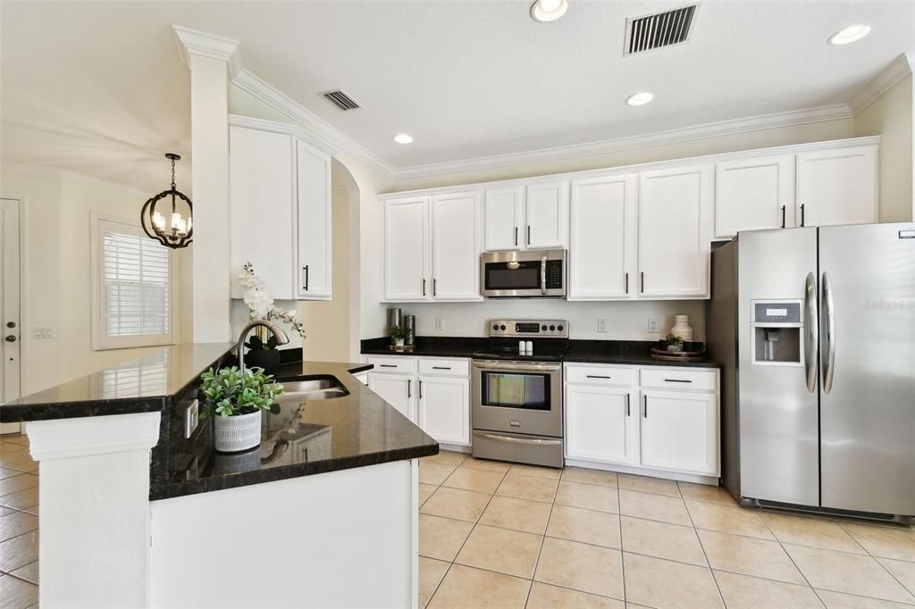 Под контрактом: $439,500 (3 спален, 2 ванн, 1792 Квадратных фут)