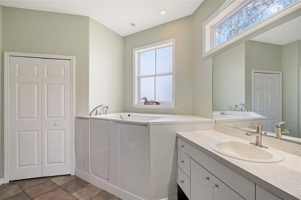 Под контрактом: $1,095,000 (4 спален, 3 ванн, 2789 Квадратных фут)