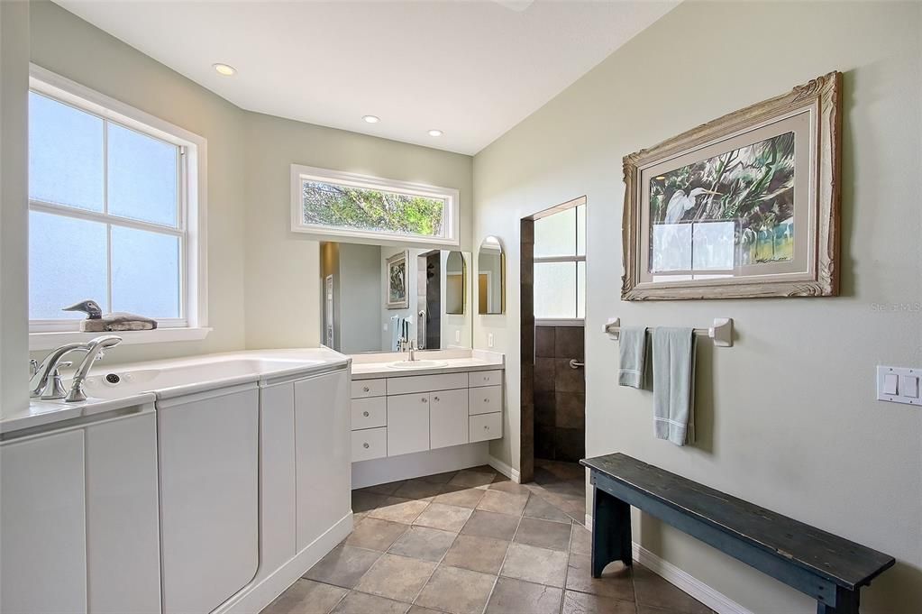 Под контрактом: $1,095,000 (4 спален, 3 ванн, 2789 Квадратных фут)