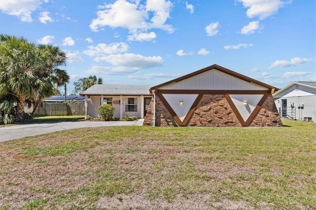 最近售出: $320,000 (4 贝兹, 2 浴室, 1331 平方英尺)