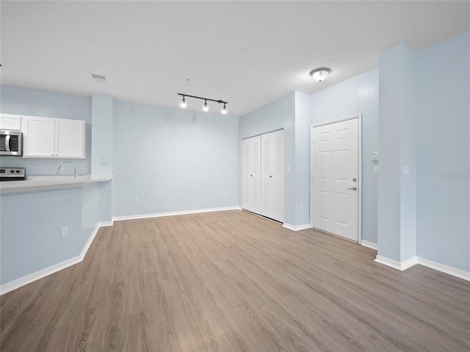 For Sale: $215,000 (2 beds, 1 baths, 1004 Square Feet)