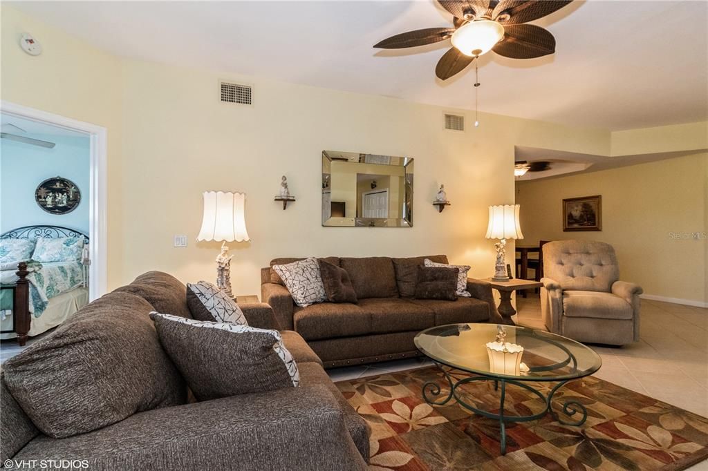 待售: $255,000 (2 贝兹, 2 浴室, 1421 平方英尺)