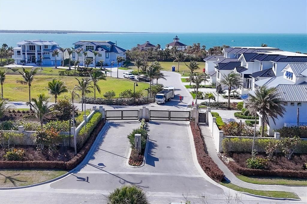 На продажу: $3,395,000 (0.27 acres)