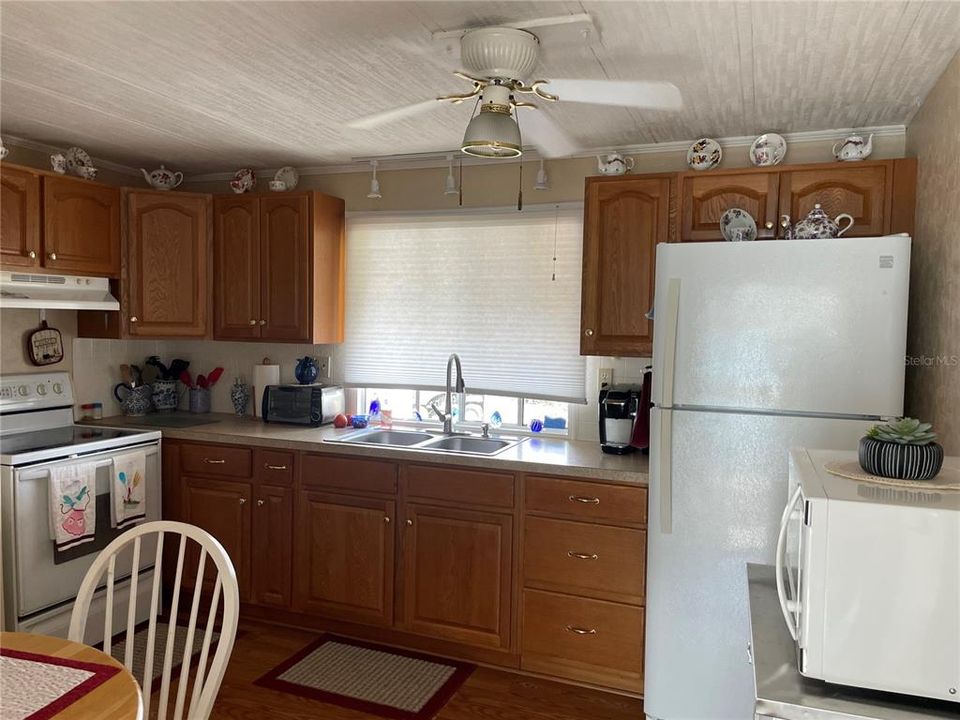 For Sale: $140,000 (2 beds, 2 baths, 840 Square Feet)