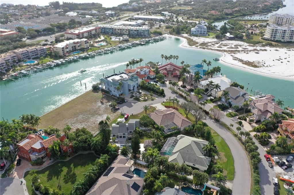 En Venta: $2,300,000 (0.45 acres)