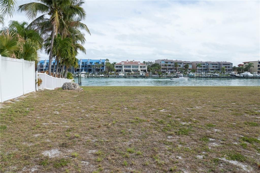 En Venta: $2,300,000 (0.45 acres)