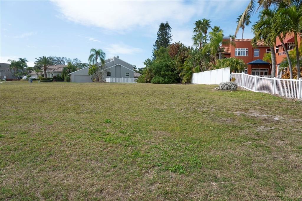 En Venta: $2,300,000 (0.45 acres)