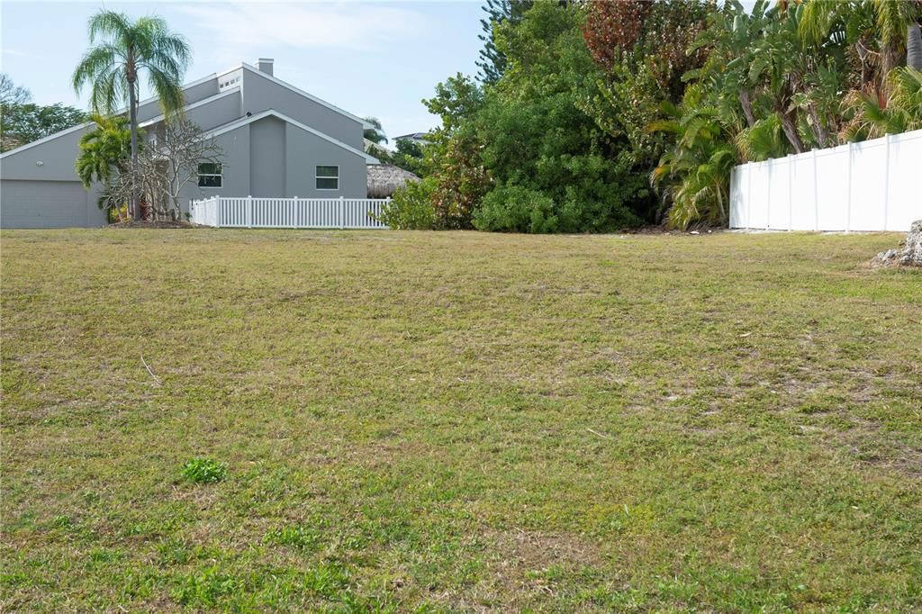 En Venta: $2,300,000 (0.45 acres)