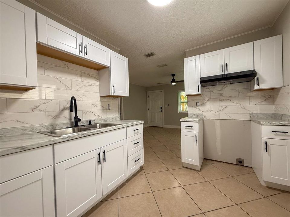 For Sale: $249,900 (3 beds, 1 baths, 818 Square Feet)