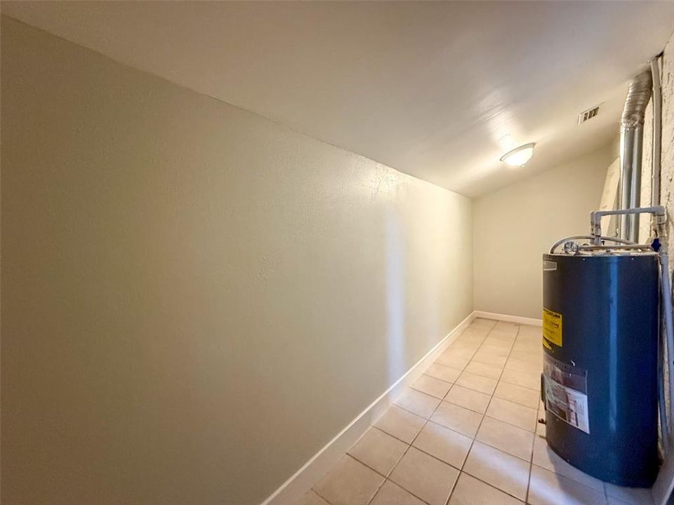 For Sale: $249,900 (3 beds, 1 baths, 818 Square Feet)