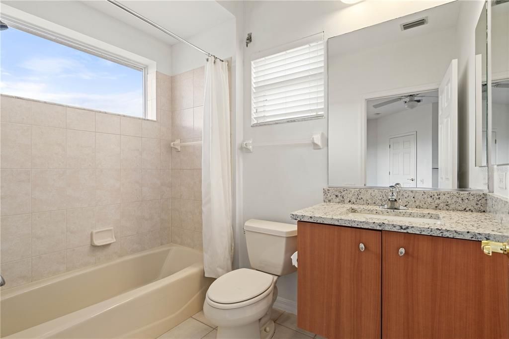 En Venta: $1,255,000 (5 camas, 6 baños, 4176 Pies cuadrados)
