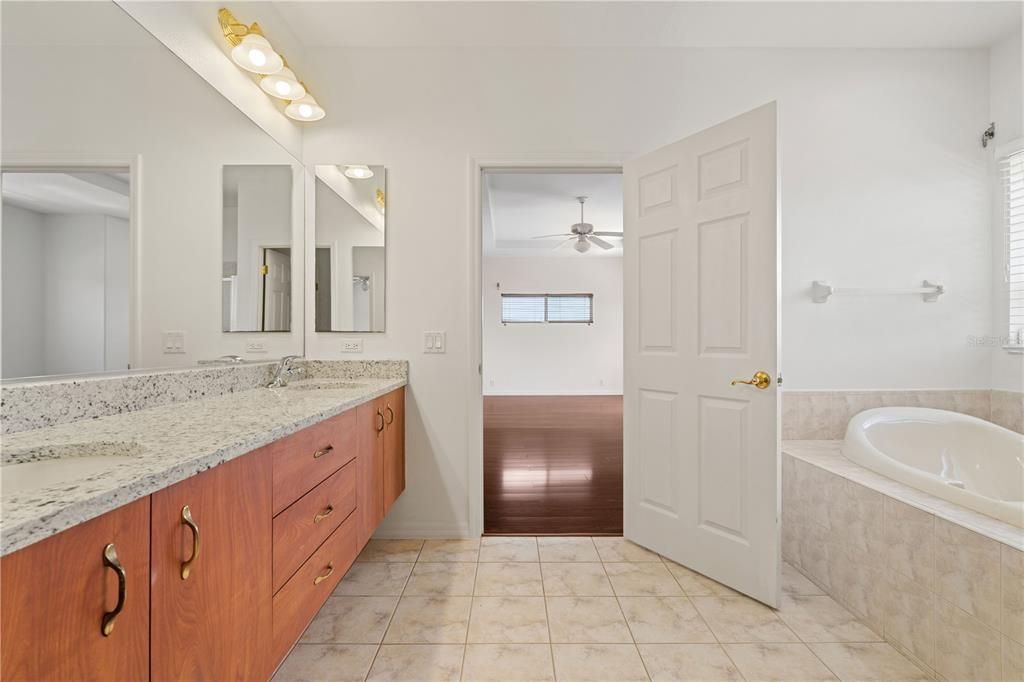 En Venta: $1,255,000 (5 camas, 6 baños, 4176 Pies cuadrados)