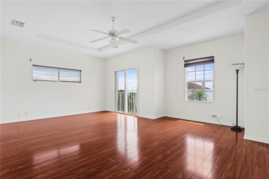 En Venta: $1,255,000 (5 camas, 6 baños, 4176 Pies cuadrados)