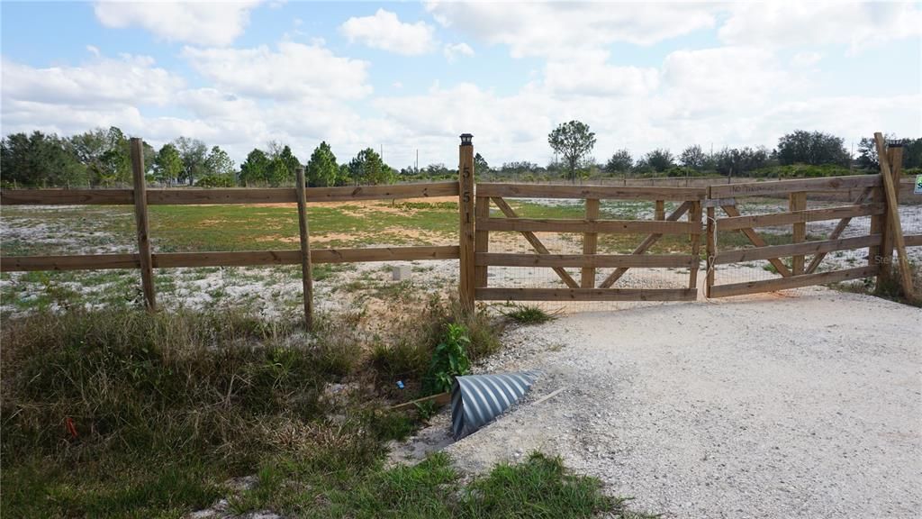 На продажу: $55,000 (1.14 acres)