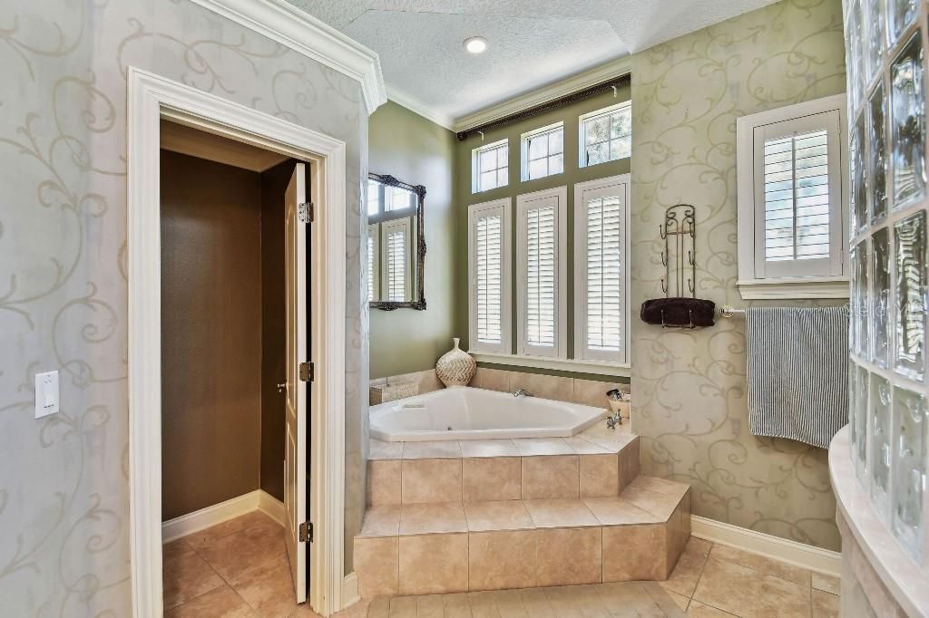 For Sale: $1,749,000 (5 beds, 4 baths, 4582 Square Feet)