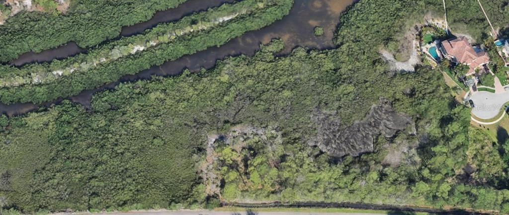 待售: $700,000 (0.71 acres)