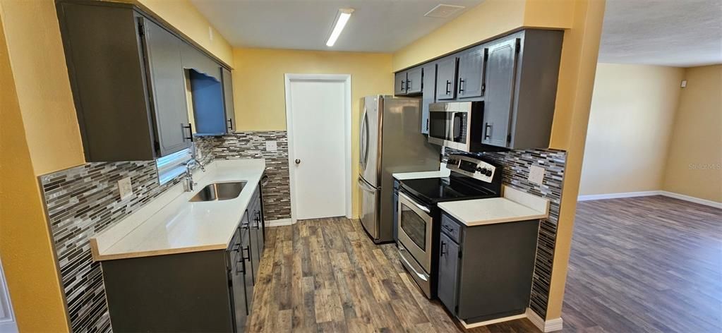 合同活跃: $225,000 (3 贝兹, 2 浴室, 1446 平方英尺)