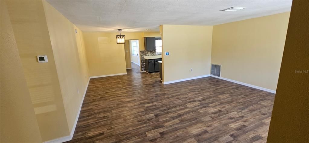 合同活跃: $225,000 (3 贝兹, 2 浴室, 1446 平方英尺)