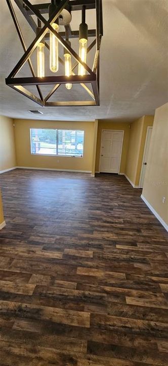 合同活跃: $225,000 (3 贝兹, 2 浴室, 1446 平方英尺)