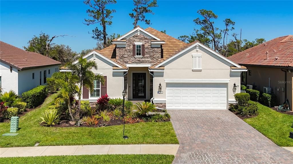 最近售出: $700,000 (3 贝兹, 2 浴室, 2220 平方英尺)