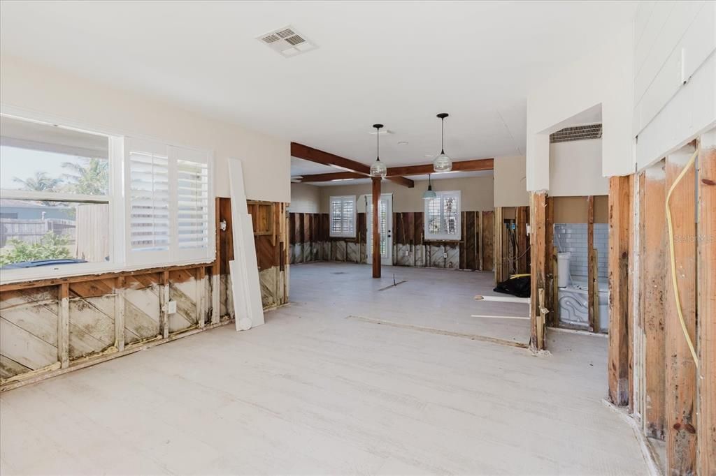 待售: $335,000 (2 贝兹, 1 浴室, 892 平方英尺)