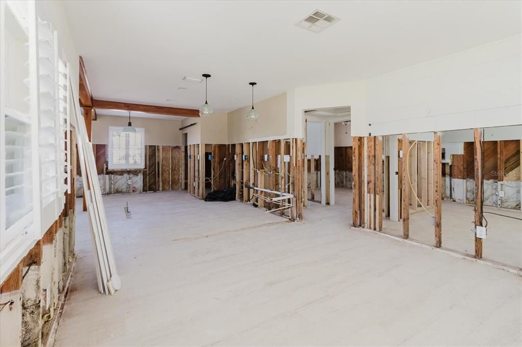 待售: $335,000 (2 贝兹, 1 浴室, 892 平方英尺)