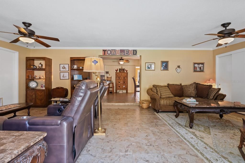 На продажу: $319,777 (4 спален, 3 ванн, 2317 Квадратных фут)