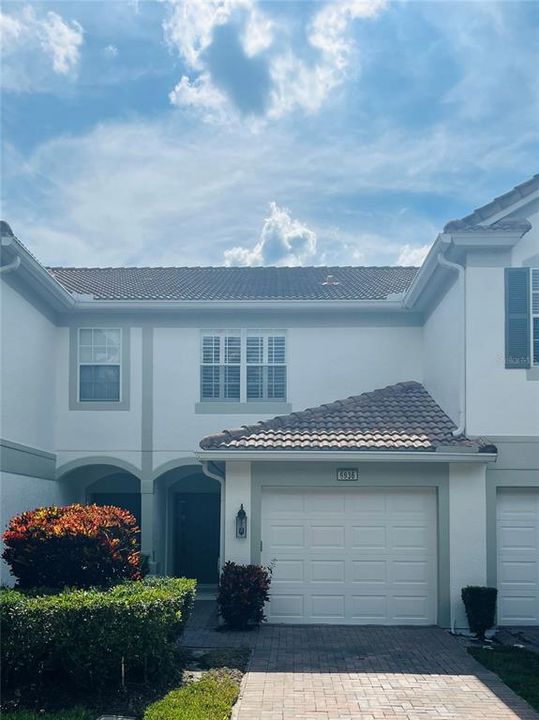 Activo con contrato: $354,999 (2 camas, 2 baños, 1557 Pies cuadrados)