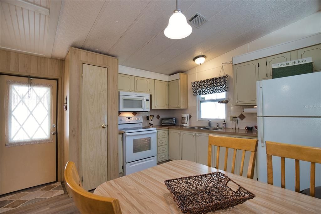 Activo con contrato: $105,000 (2 camas, 2 baños, 864 Pies cuadrados)