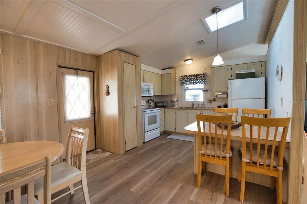 Activo con contrato: $105,000 (2 camas, 2 baños, 864 Pies cuadrados)