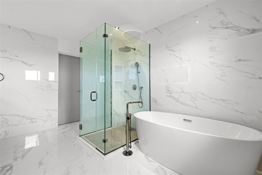 For Sale: $1,700,000 (5 beds, 5 baths, 4000 Square Feet)