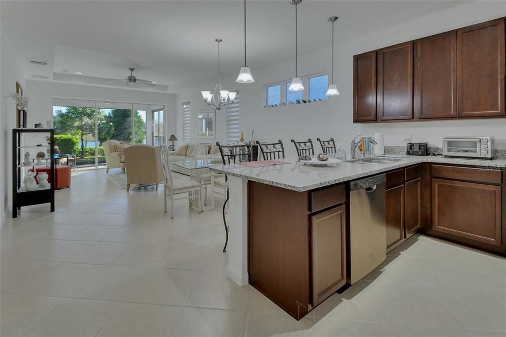 待售: $379,900 (2 贝兹, 2 浴室, 1651 平方英尺)