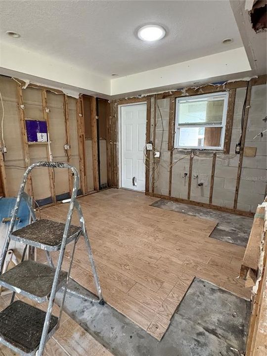 Под контрактом: $250,000 (2 спален, 1 ванн, 1752 Квадратных фут)