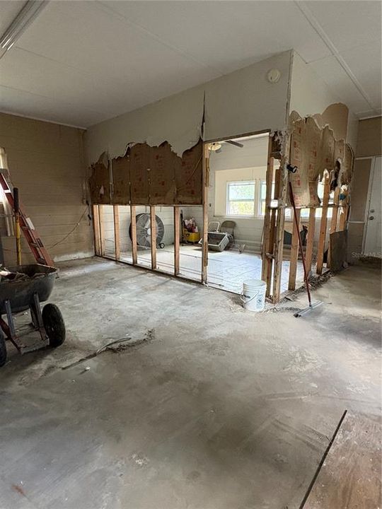 Под контрактом: $250,000 (2 спален, 1 ванн, 1752 Квадратных фут)