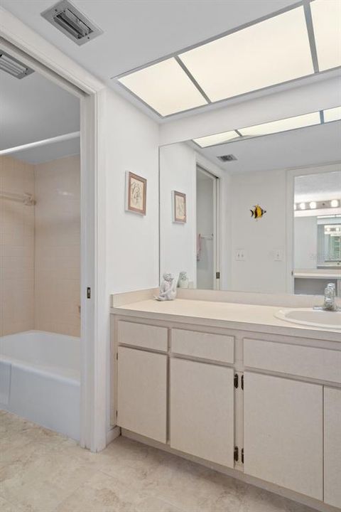 На продажу: $220,000 (2 спален, 2 ванн, 1025 Квадратных фут)