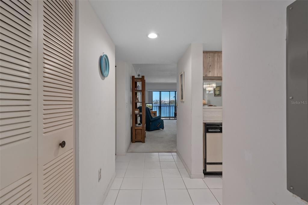 На продажу: $220,000 (2 спален, 2 ванн, 1025 Квадратных фут)