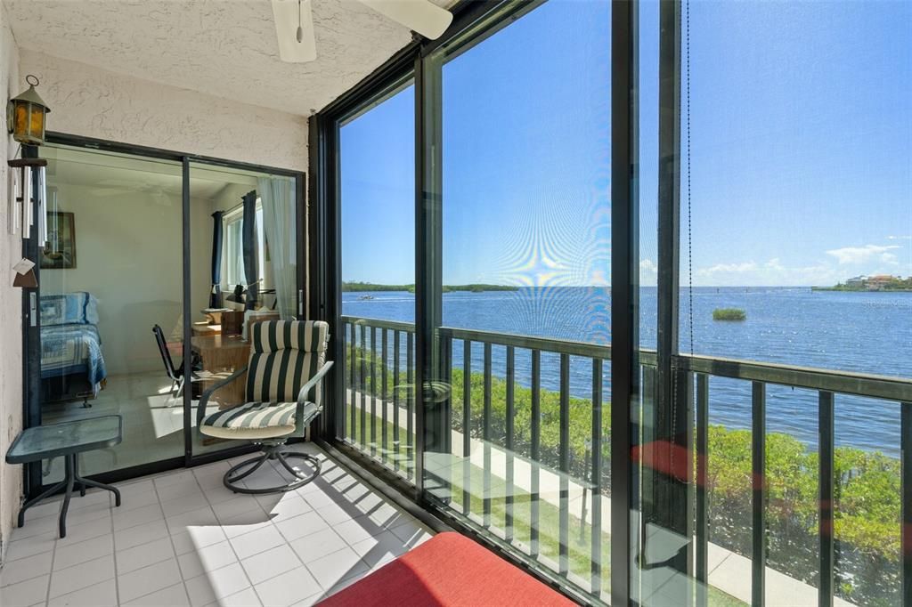 На продажу: $220,000 (2 спален, 2 ванн, 1025 Квадратных фут)