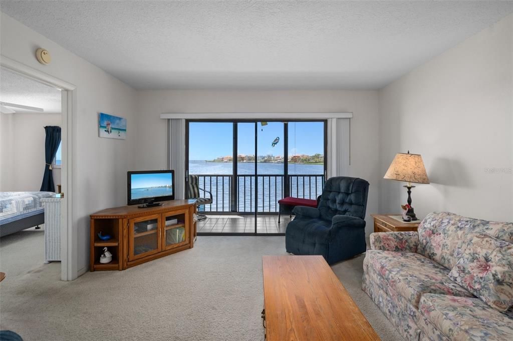 На продажу: $220,000 (2 спален, 2 ванн, 1025 Квадратных фут)