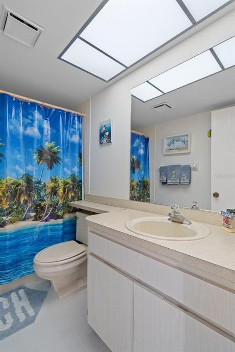 На продажу: $220,000 (2 спален, 2 ванн, 1025 Квадратных фут)