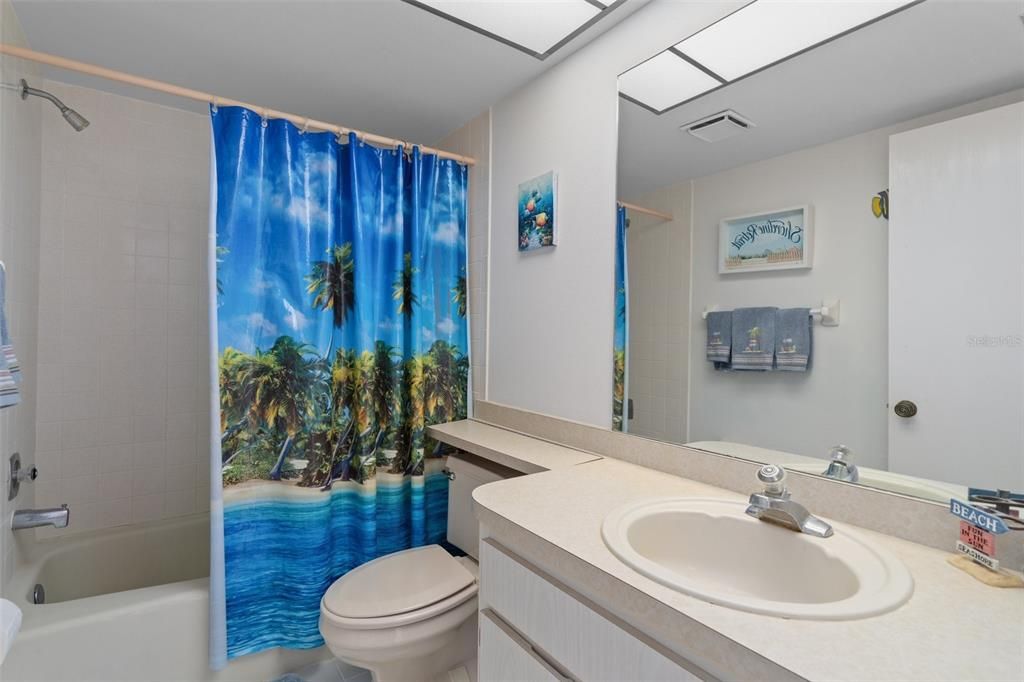 На продажу: $220,000 (2 спален, 2 ванн, 1025 Квадратных фут)