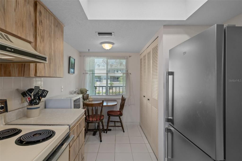 На продажу: $220,000 (2 спален, 2 ванн, 1025 Квадратных фут)