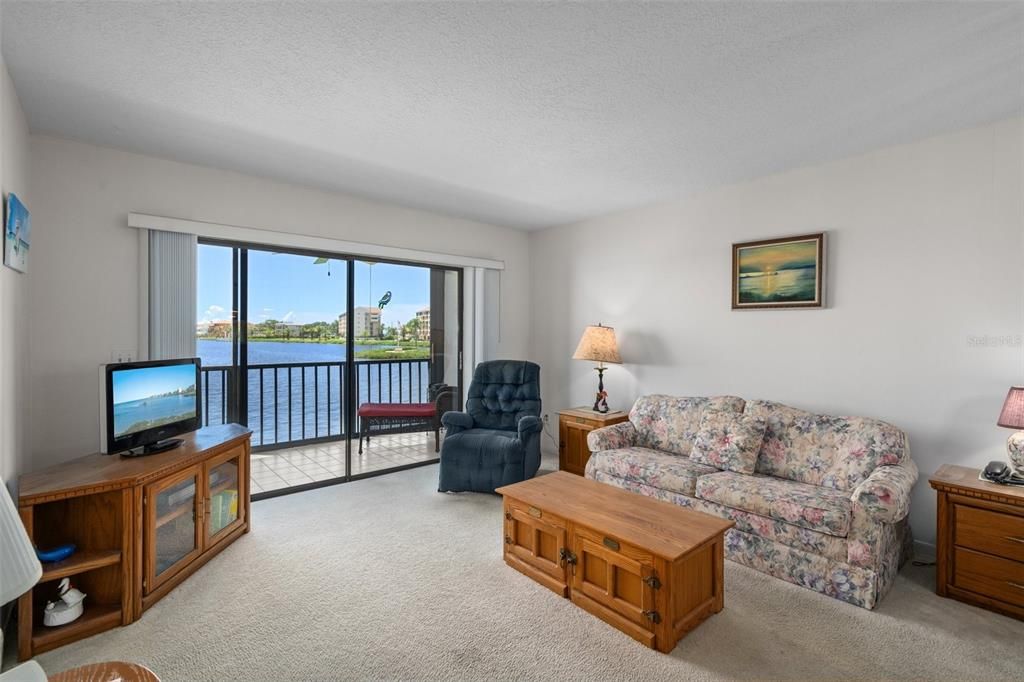 На продажу: $220,000 (2 спален, 2 ванн, 1025 Квадратных фут)