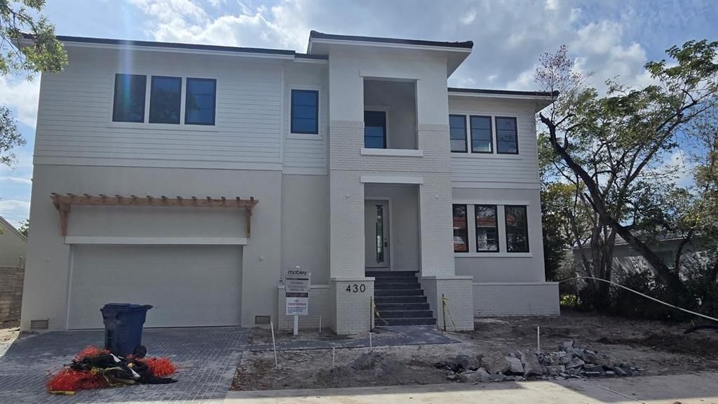 Под контрактом: $1,400,000 (5 спален, 5 ванн, 3500 Квадратных фут)