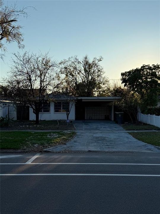 Vendido Recientemente: $740,000 (4 camas, 2 baños, 2109 Pies cuadrados)